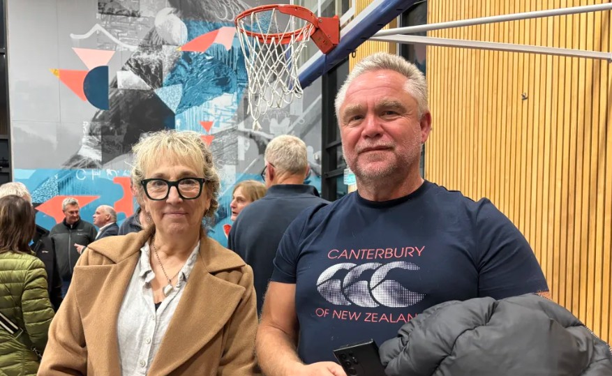 Long-time residents Melody McCombe and Mark Johnson. Photo: RNZ / Keiller MacDuff