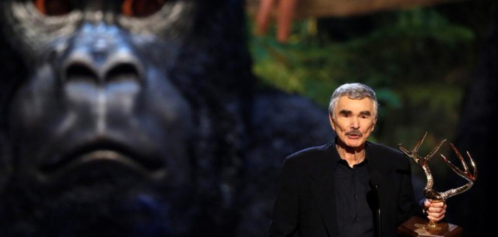 Reynolds accepts Alpha Male award at seventh annual Spike TV's "Guys Choice" awards. Photo: Reuters Reynolds accepts Alpha Male award at seventh annual Spike TV's "Guys Choice" awards. Photo: Reuters