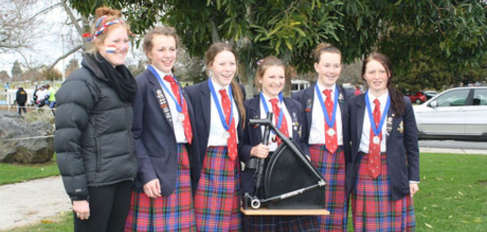 Coach Pip Sutton with schoolgirl cyclists Loran Mathis, Brigitte Allan, Madison Farrant, Maggie Allan and Maxyna Cottam.