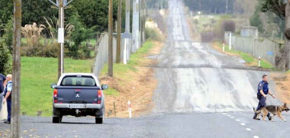Police search the Toko Golf Club on Back Rd for escaped prisoner Stephen Maddren. Photo from ODT files.