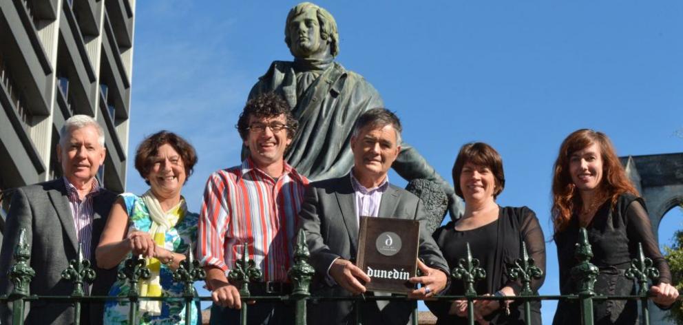 Dunedin Mayor Dave Cull (fourth from left),  University of Otago vice-chancellor Prof Harlene Hayne (fifth from left)  and members of the Unesco City of Literature bid management committee (from left) Bernie Hawke, Annie Villiers, Dr Noel Waite and Liz Kn