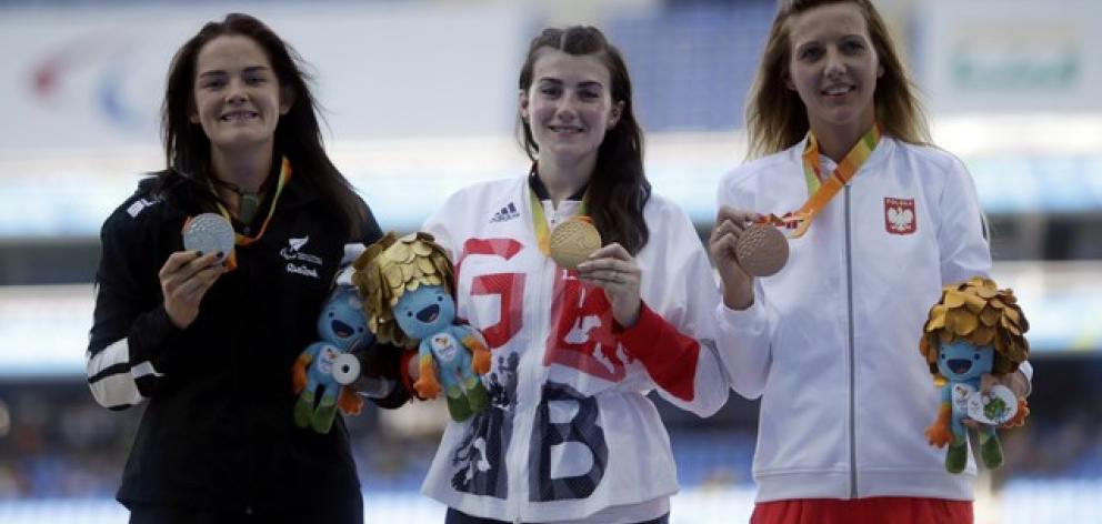 Holly Robinson of New Zealand (left) with her silver medal along with gold medallist Hollie...