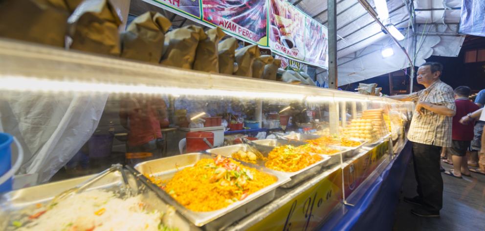 Popular food options are deep-fried snacks at a food hall.