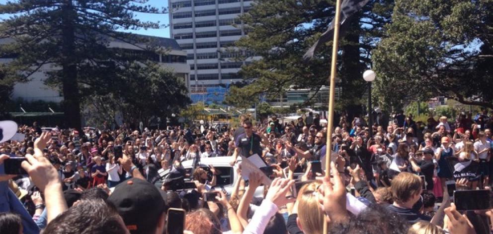 Dan Carter waves to the crowd in Wellington. Photo by Solbin Kang