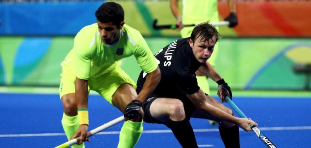 New Zealand's Hayden Phillips vies for the ball with Brazil's Stephane Smith. Photo Reuters 