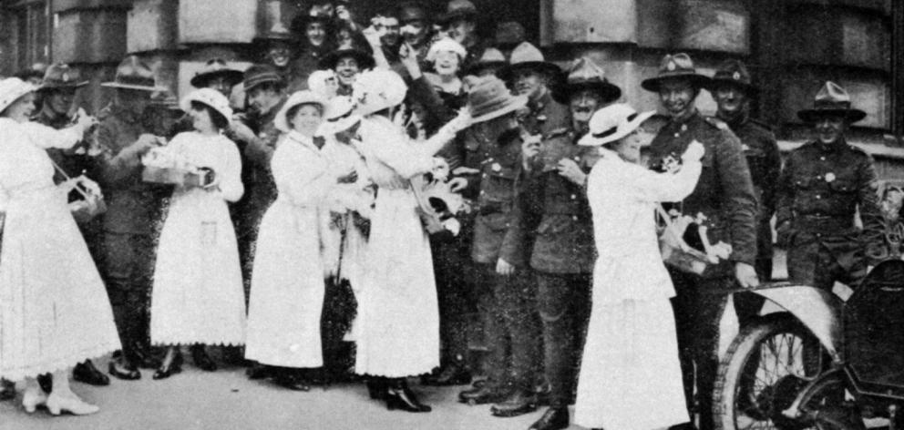 New Zealand soldiers in London buying flowers on Queen Alexandra flower day. — Otago Witness, 30...