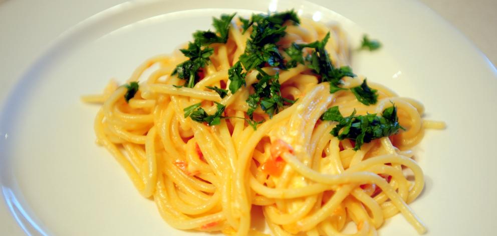 Noodles with tomato and feta.