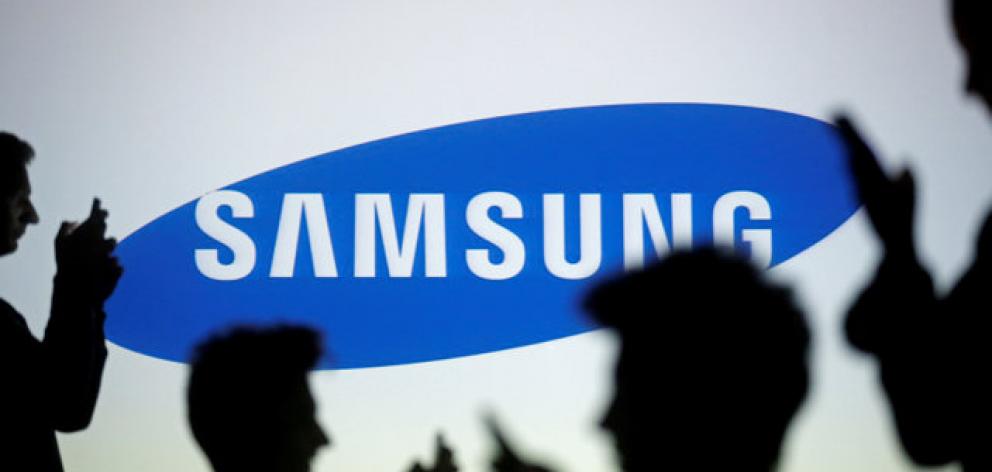 Samsung's smartphone market share dropped to 17.7% in the fourth quarter, while Apple's rose to 17.8%, according to market research firm Strategy Analytics. Samsung's smartphone market share dropped to 17.7% in the fourth quarter, while Apple's rose to 17.8%, according to market research firm Strategy Analytics.
