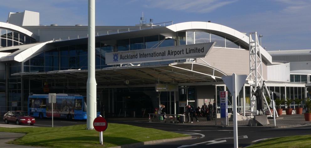 An Airport Security dog has been shot after causing delays to 16 flights at Auckland Airport...