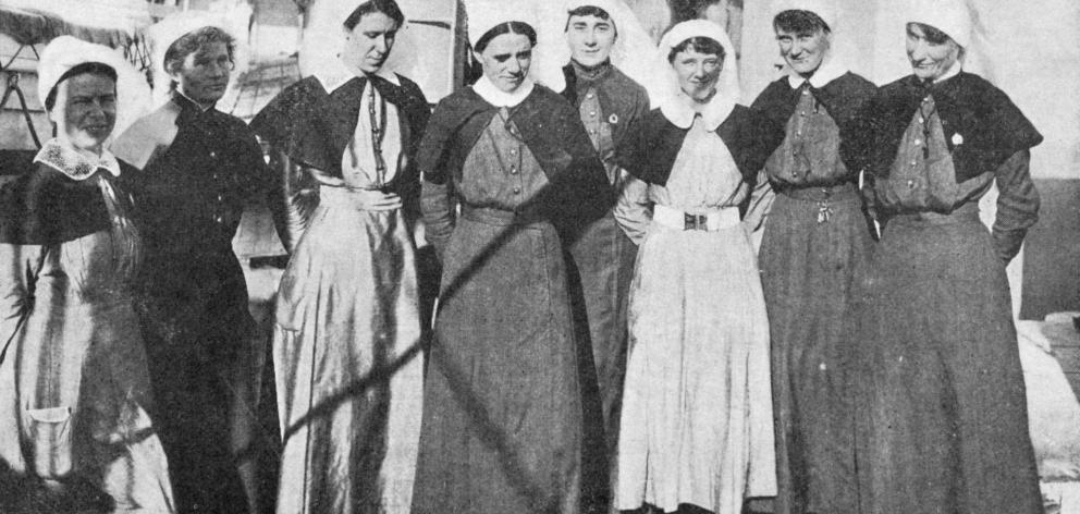 Nursing sisters on the hospital ship Marama at Port Chalmers. — Otago Witness, 14.3.1917. 