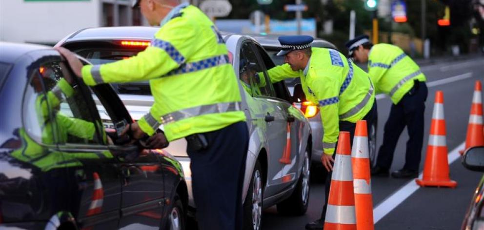 police_officers_test_motorists_at_a_checkpoint_on__4d1828a670.JPG