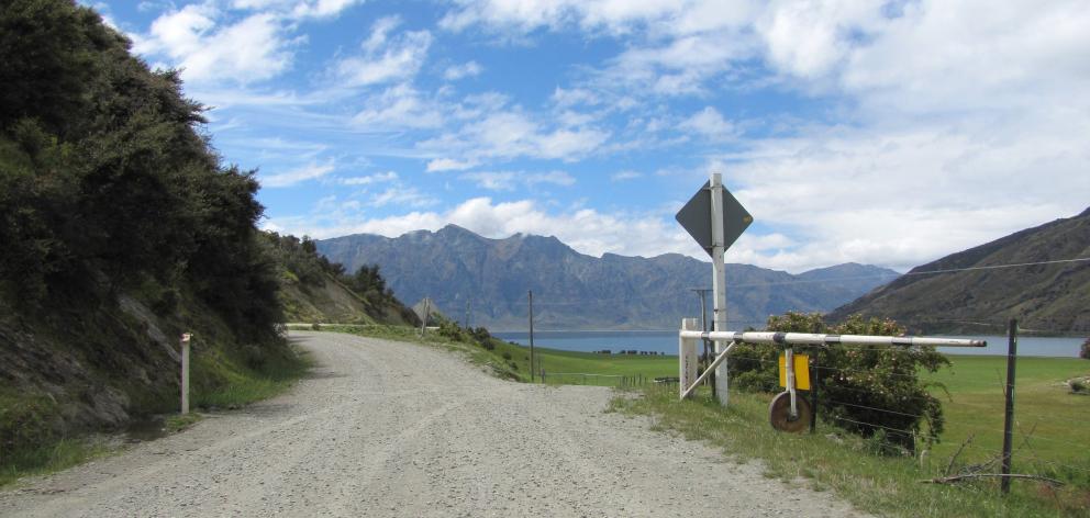 Public access to New Zealand high country, like via Mead Rd, running through the Hunter Valley...