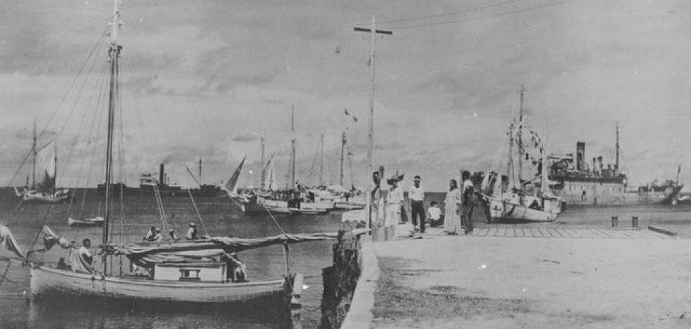 A woman who, according to a new History Channel documentary, is said to resemble pilot Amelia Earhart is seen in this undated photo taken in the Marshall Islands. Photo: Reuters