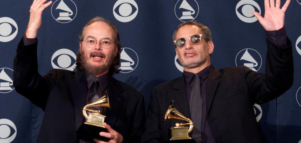 Steely Dan members Walter Becker (L) and Donald Fagan at the Grammys in 2001. Photo: Reuters