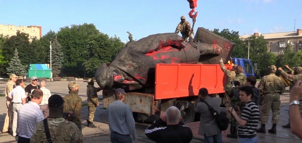 An overthrown statue of Russian communist revolutionary and politician Vladimir Lenin. Photo: Getty