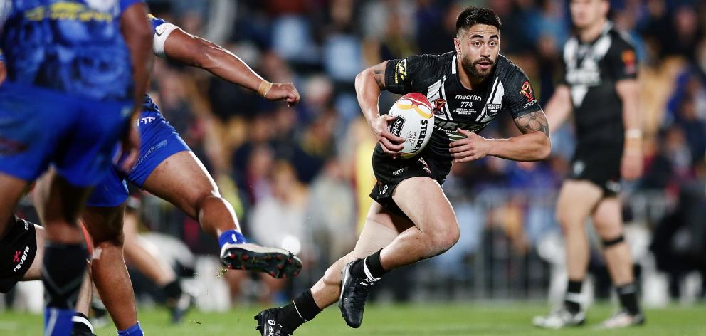 Shaun Johnson of the Kiwis makes a run during the 2017 Rugby League World Cup match between the New Zealand Kiwis and Samoa at Mt Smart Stadium on October 28, 2017 in Auckland, New Zealand. (Photo by Anthony Au-Yeung/Getty Images)