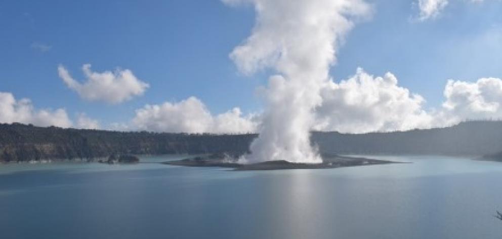 More than 6,000 people have been moved to emergency shelters on Vanuatu's northern island Ambae in the South Pacific as a volcano threatens to erupt, officials said on Tuesday. Photo: Twitter @hannarosebutler More than 6,000 people have been moved to emergency shelters on Vanuatu's northern island Ambae in the South Pacific as a volcano threatens to erupt, officials said on Tuesday. Photo: Twitter @hannarosebutler