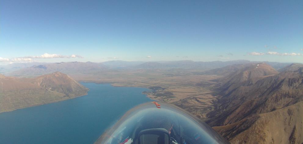 Jono Wardman and Philip Plane glide past the head of Lake Ohau, tracking straight to Omarama...