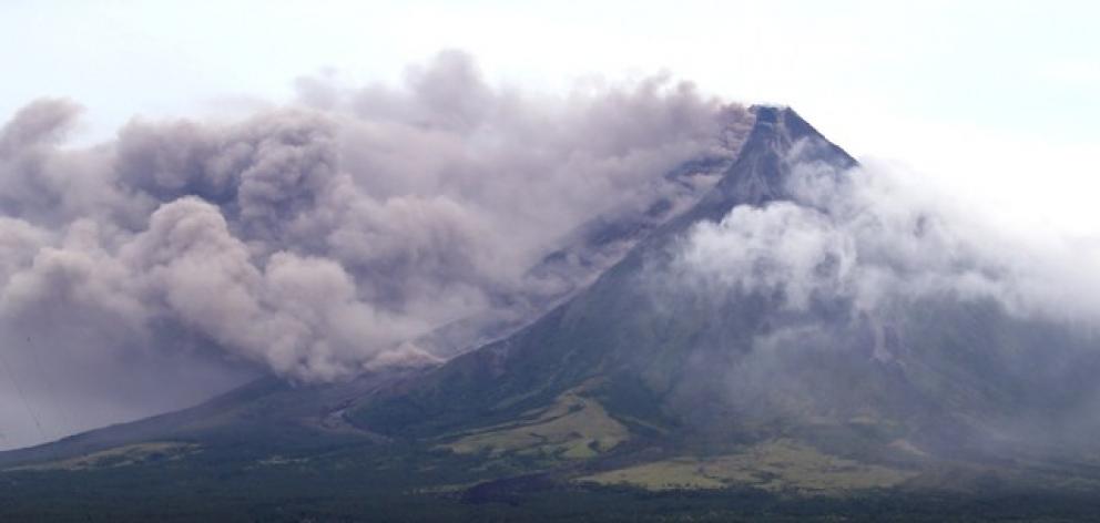 The Mayon volcano spews a column of ash during another mild eruption in Legazpi City, Albay province, south of Manila. Photo: Reuters