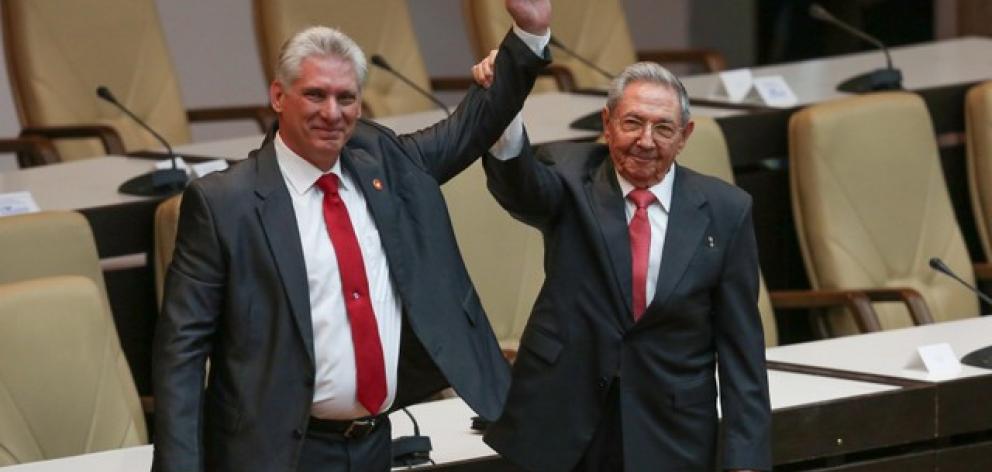 Newly elected Cuban President Miguel Diaz-Canel (L) reacts as former Cuban President Raul Castro raises his hand during the National Assembly in Havana. Photo: Reuters