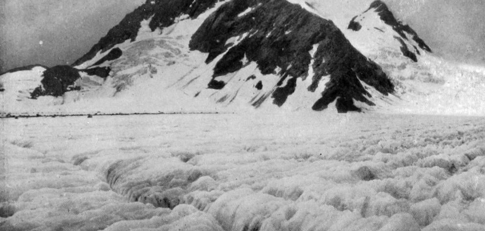 Mount Petermann and the Godley Glacier, with the Sealey Pass at left. — Otago Witness, 26.6.1918.  