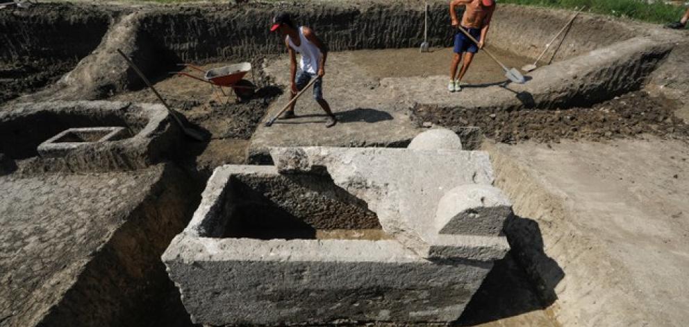 Serbian archeologist uncover Roman-era sarcophagus. Photo: Reuters