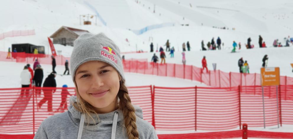In her first major competition since tearing her ACL at Cardrona last year, Estonian freeskiing...