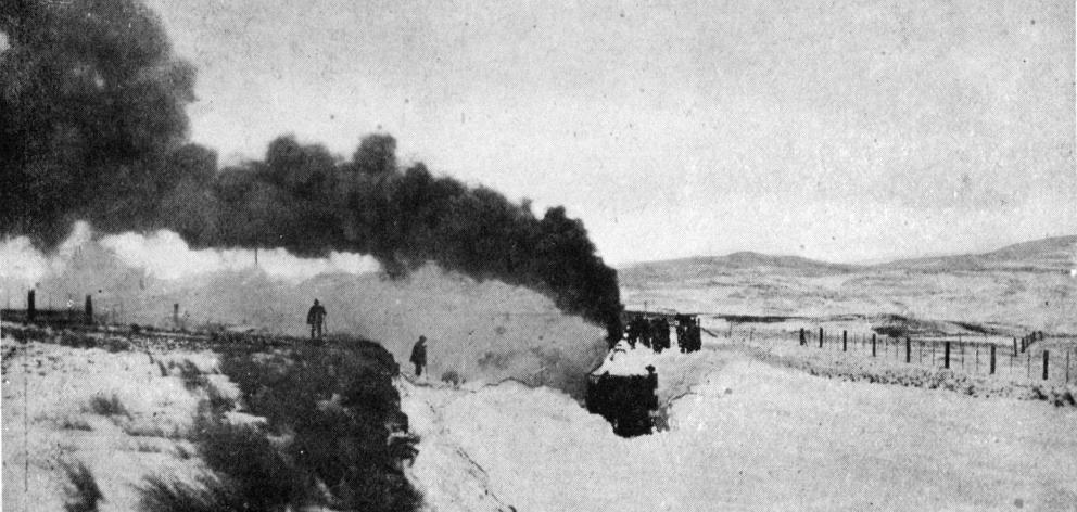 A locomotive approaching Waipiata station after passing through 15ft of snow. - Otago Witness, 14.8.1918. 