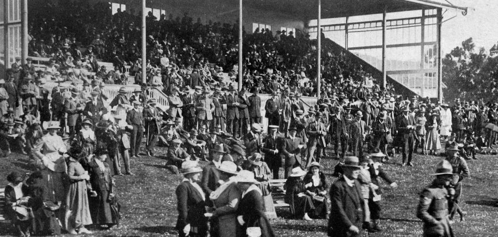 The grandstand and lawn at Wingatui during the Dunedin Jockey Club's spring meeting. - Otago Witness, 16.10.1918