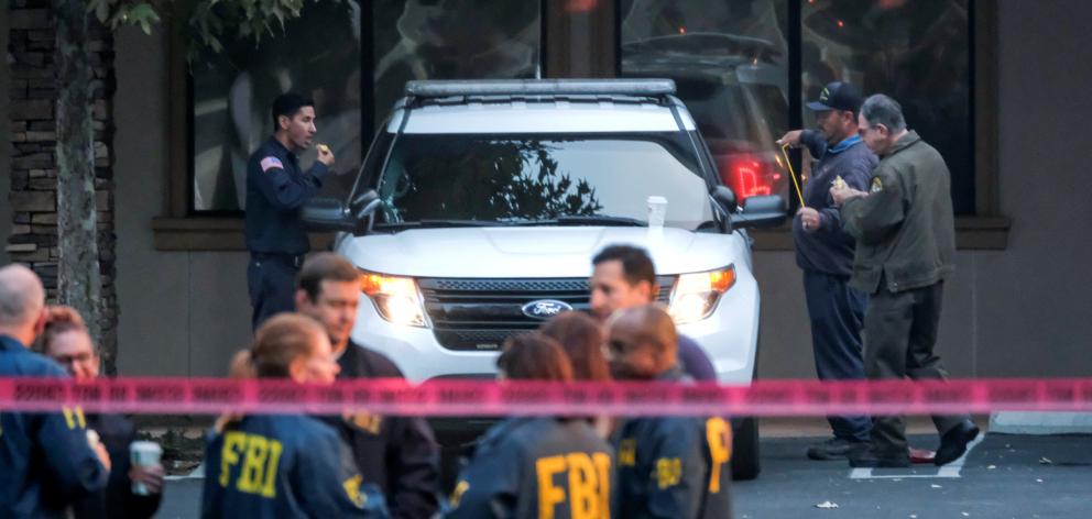 Members of FBI investigate the site of a mass shooting at a bar in Thousand Oaks. Photo: Reuters