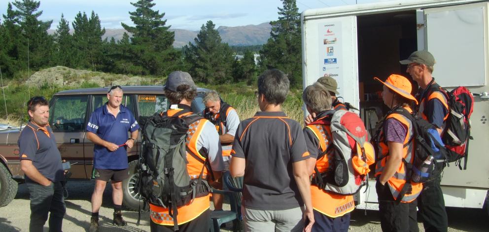 Central Otago LandSAR operations manager Adrian ‘‘Snow’’ Dance briefs volunteers before Saturday...