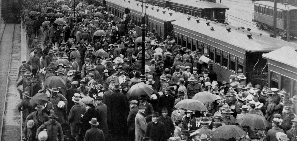 An enthusiastic reception at the Dunedin railway station for soldiers who returned by the Briton...