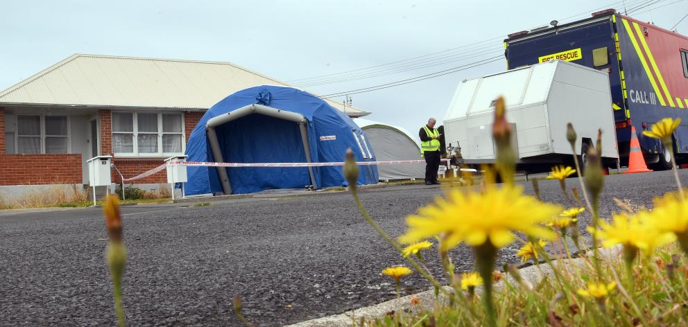 A security officer guards the Lock St crime scene. Photo: Stephen Jaquiery