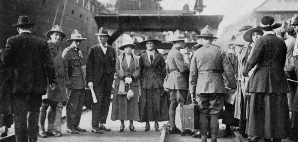 Returning soldiers who arrived on the Athenic, on Wellington wharf with their brides. - Otago...