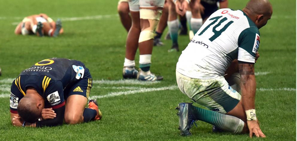 Highlanders halfback Aaron Smith and Bulls winger Cornal Hendricks are at a loss after referee Angus Gardner blows fulltime at Forsyth Barr Stadium earlier this month