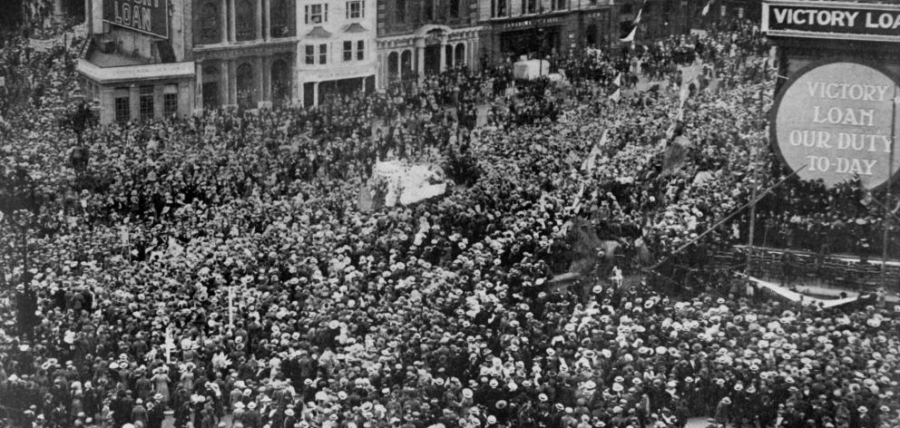 The huge crowd that gathered in Trafalgar Square, London, on the receipt of the news on June 28 that peace had been signed. - Otago Witness, 29.8.1919. 