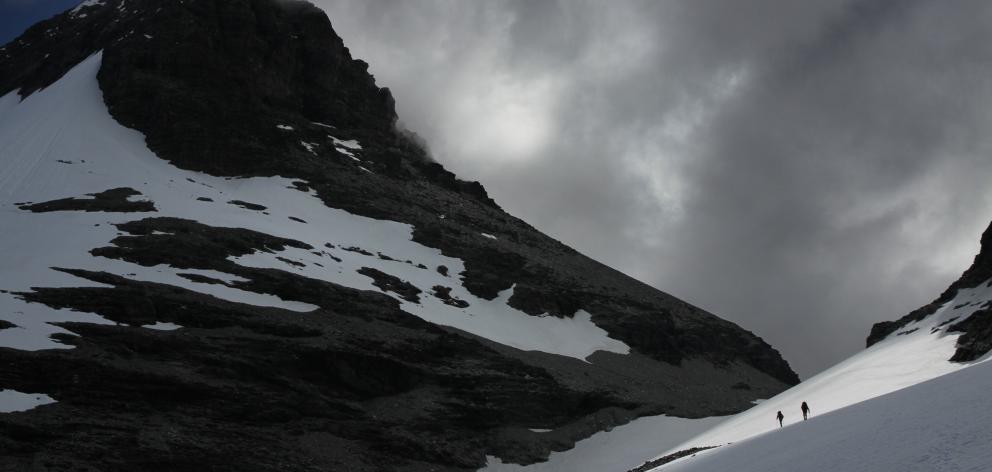 Shot looking toward Wright Col on Mount Earnslaw. Photo: Guillaume Charton Shot looking toward Wright Col on Mount Earnslaw. Photo: Guillaume Charton