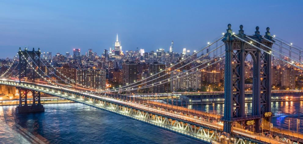 Manhattan Bridge connects Brooklyn to Manhattan. Photos: NYC and company