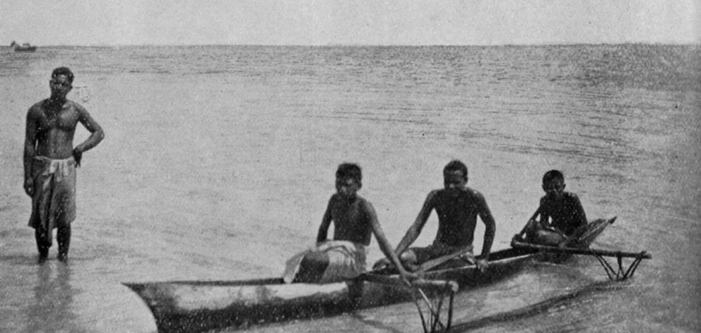 Natives with a canoe at Savai’i, the largest of the Samoan islands. — Otago Witness, 8.6.1920.