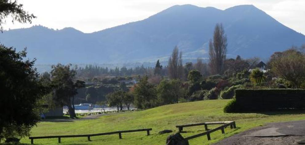 The bodies of the two people killed in yesterday's glider crash at Mt Tauhara near Taupō have been recovered. Photo: NZ Herald file