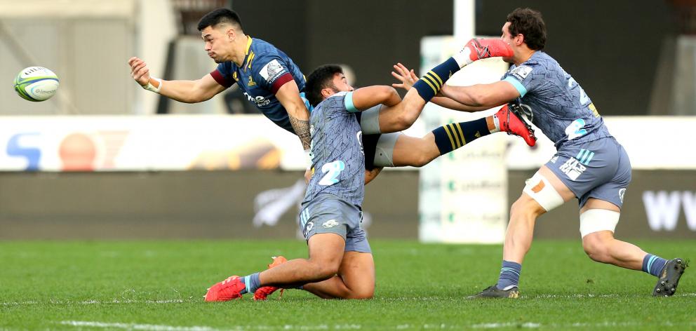 Ngatungane Punivai pulls off a spectacular offload as the Highlanders thrashed the Hurricanes at...