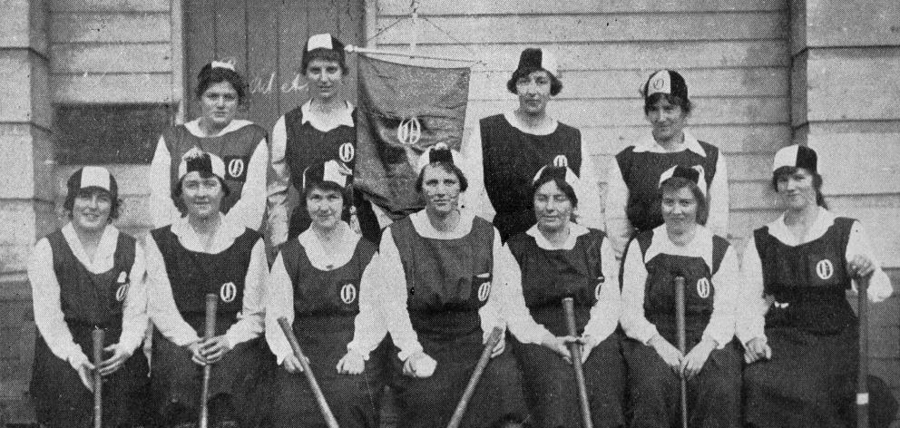 The Otago ladies’ hockey team. — Otago Witness, 24.8.1920. 
...