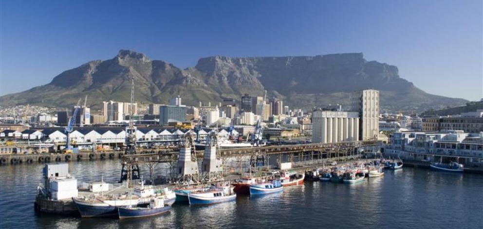 The horizontal profile of Table Mountain stands out against a clear blue sky. Photos by Paul Rush.