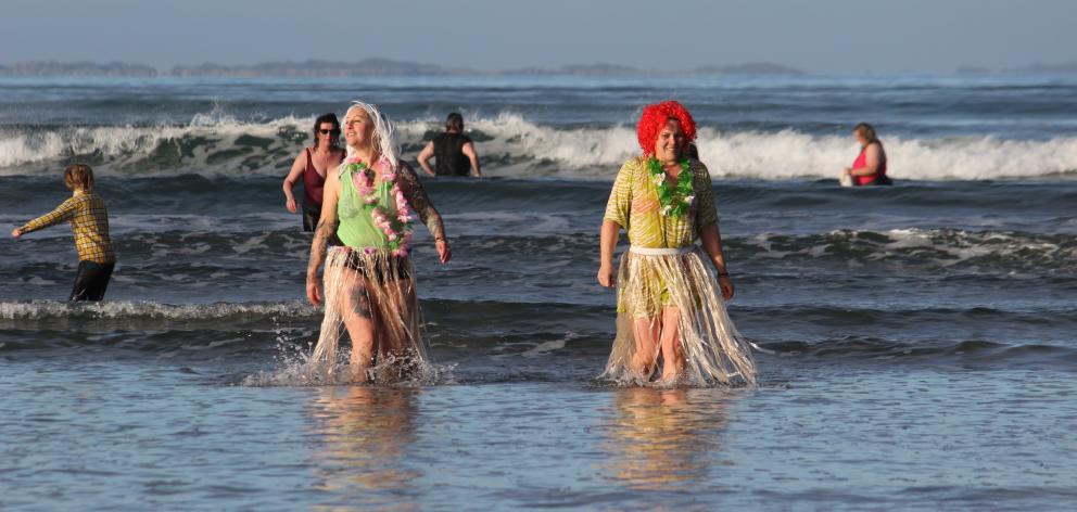 Strolling back after a refreshing dip were Riverton locals Pat Kemp and Mayana Allen.