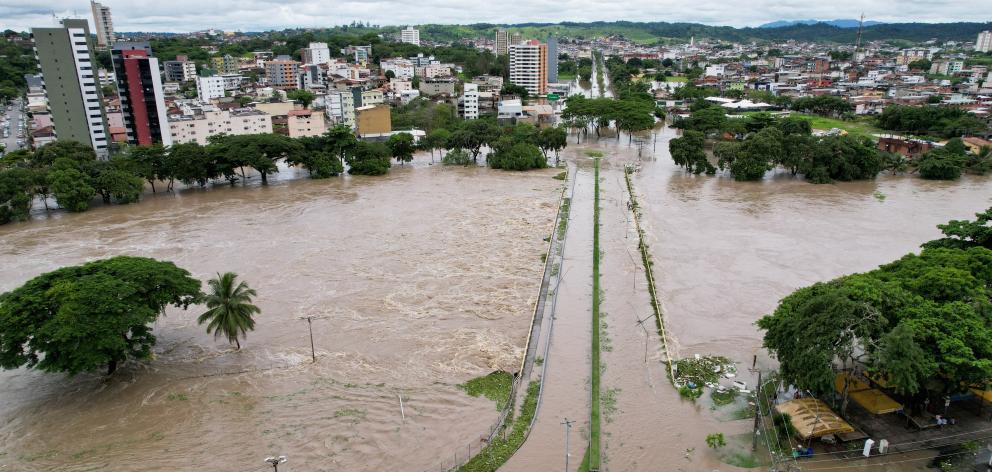 Heavy currents of the swollen Cachoeira River have complicated rescue efforts in Bahia. Photo:...