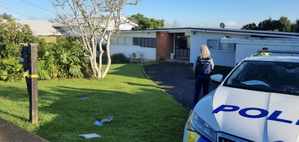 Police guard a house on Bleakhouse Rd, Mellons Bay. Photo: RNZ 