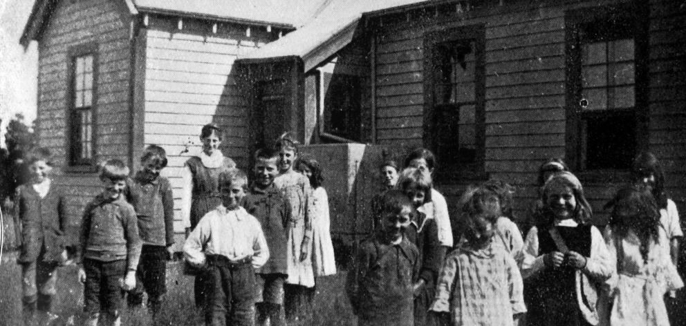 Pupils of Popotunoa School, in the Clydevale district of South Otago. — Otago Witness, 29.8.1922