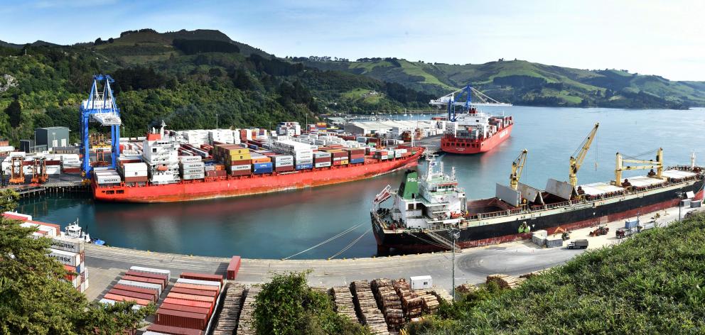 Ships (clockwise from left) Spirit Of Sydney, Rio Madeira and Daranee Naree all in port. Photo:...