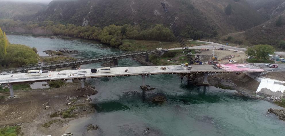 Dunedin contractors M3 undertake the final concrete deck pour for the new Beaumont Bridge...