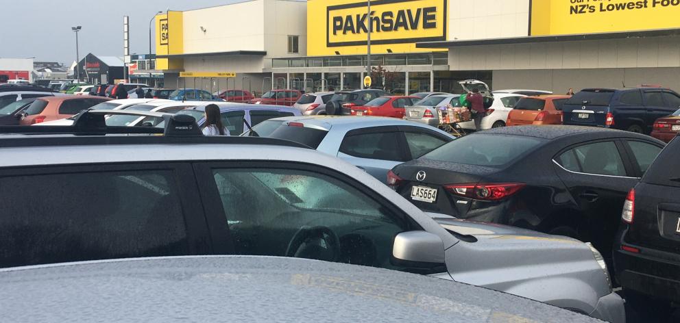 The full car park at Pak'n Save in South Dunedin this morning. Photo: Hamish MacLean